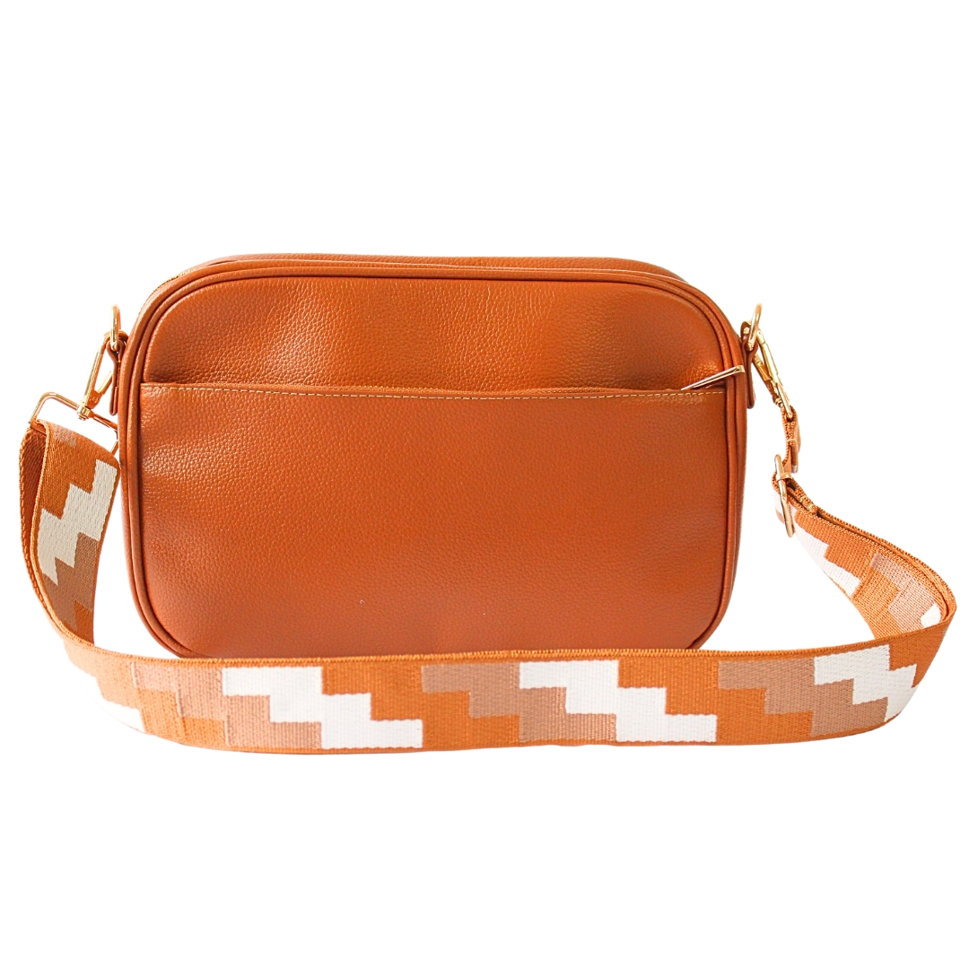 Hinteransicht der Emi City Clutch in Cognac Leder, zeigt Reißverschlussfach, austauschbaren Schultergurt und minimalistisches Design