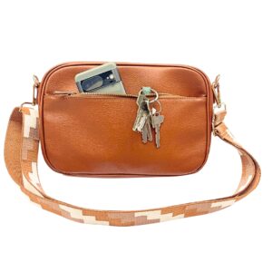 Hinteransicht der Emi City Clutch in Cognac Leder mit geöffnetem Innenfach, zeigt Platz für Handy, Schlüssel, Geldbörse und andere Essentials