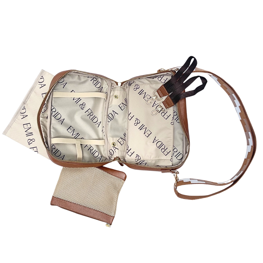Innenansicht der Emi City Clutch in Cognac Lederhnadtasche, kompakt, mit Organizer-Fächern und abnehmbarer Kosmetiktasche