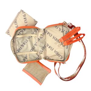 Emi City Clutch orange Innenansicht der Emi City Clutch, inklusive abnehmbarer Kosmetiktasche und Fächern für Handy, Geldbörse und Essentials